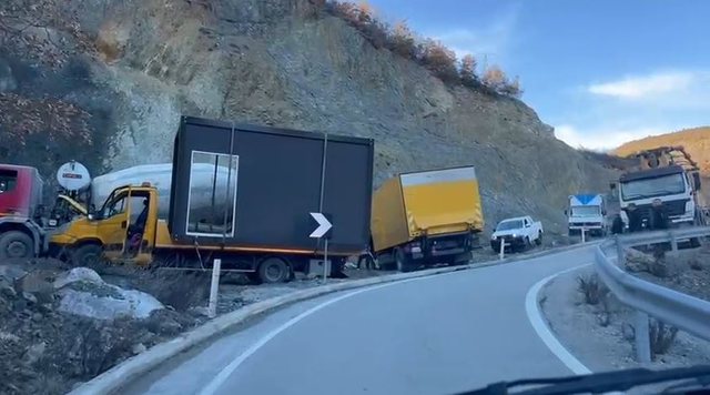 Ishte caktuar si rrugë alternative, dy kamionë paralizojnë përsëri trafikun në Lozhan-Moglicë-Gramsh 