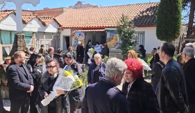 Arti në zi/ Familjarë dhe kolegë i japin lamtumirën e fundit aktorit Ilir Shkurti 